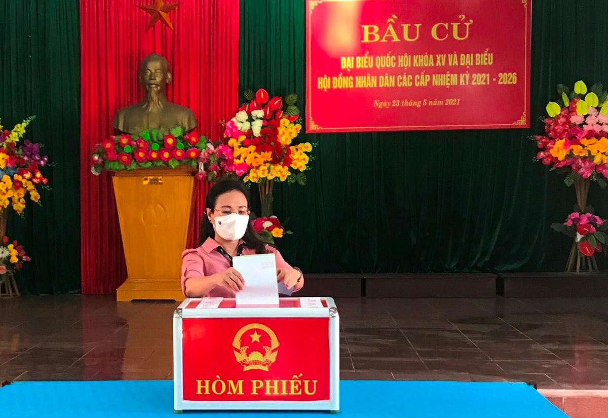 Bà Phạm Thị Hân bỏ lá phiếu đầu tiên tại khu vực bầu cử.