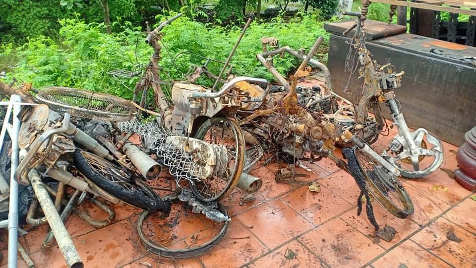 Hiện trường vụ hoả hoạn nghi bị sét đánh trúng.