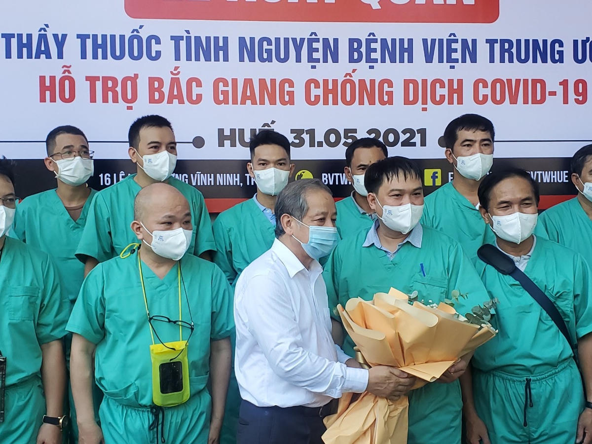 Ông Phan Ngọc Thọ, Chủ tịch UBND tỉnh Thừa Thiên-Huế tặng hoa, động viên các y, bác sĩ lên đường chi viện cho tỉnh Bắc Giang.