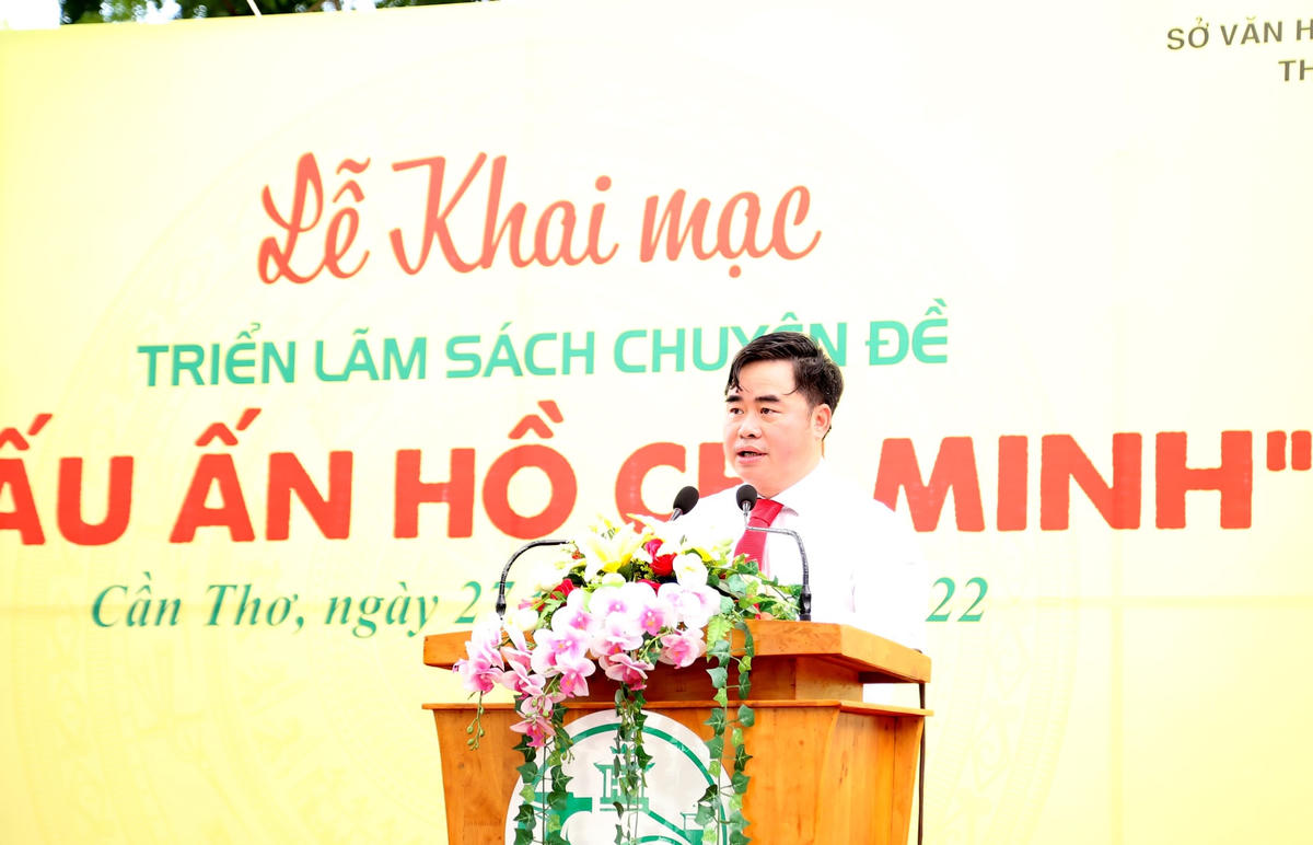 Ông Phạm Minh Tuấn, Giám đốc, Tổng biên tập Nhà xuất bản Chính trị Quốc gia Sự thật thông tin tại buổi triển lãm. 