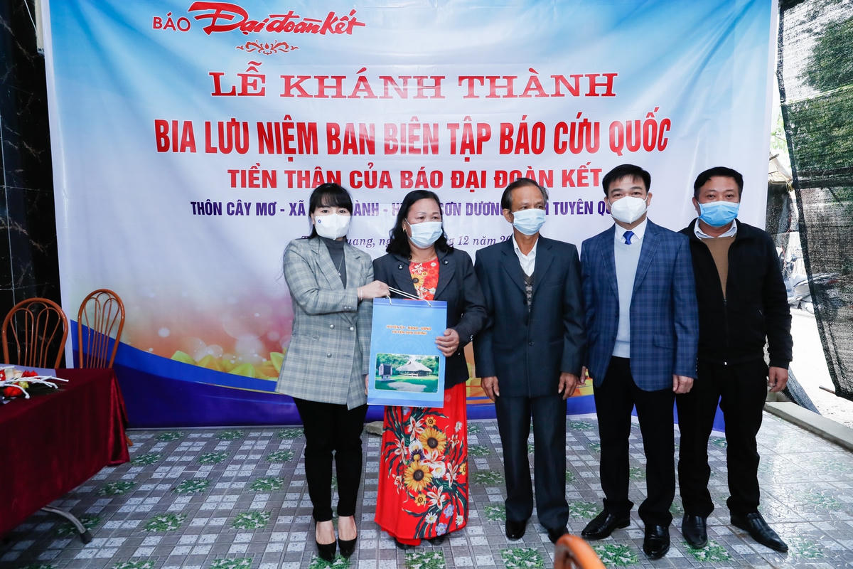 Chủ tịch Ủy ban MTTQ Việt Nam tỉnh Tuyên Quang Nguyễn Hưng Vượng, lãnh đạo huyện Sơn Dương tặng quà gia đình ông Ma Văn Bằng. Ảnh: Quang Vinh.