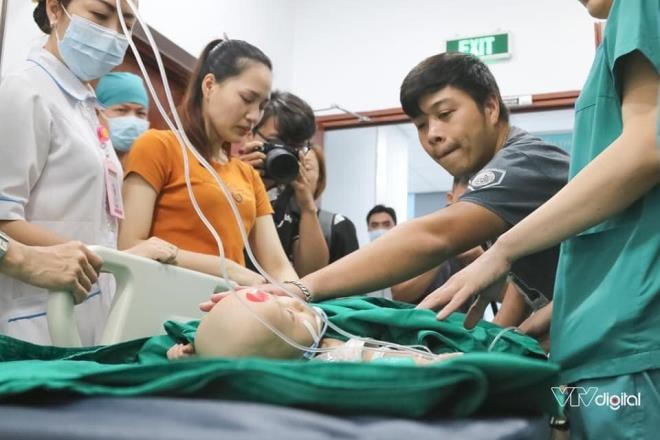 Bố mẹ của Trúc Nhi - Diệu Nhi quyến luyến không rời 2 con. (Ảnh: VTV Digital).