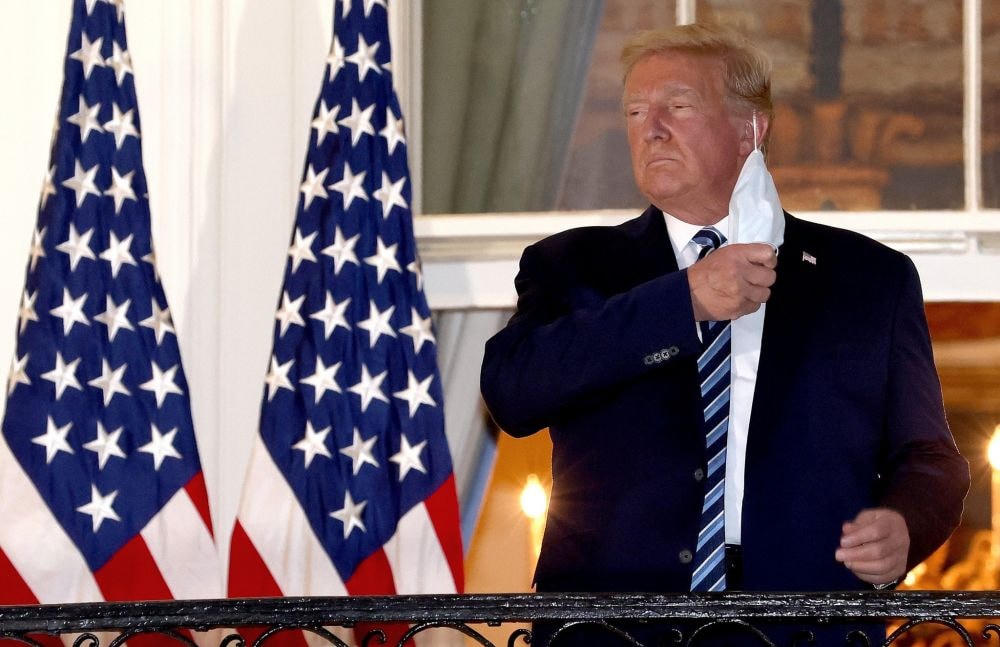 Trở lại hậu Covid-19, Tổng thống Donald Trump gỡ bỏ khẩu trang khi đứng trên ban-công Nhà Trắng, ngày 5/10. Nguồn: Getty Images.