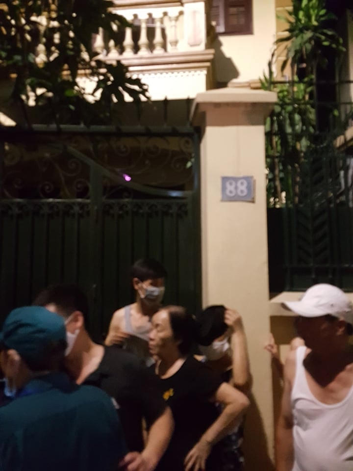 Có rất nhiều cơ quan báo chí cùng người dân có mặt để theo dõi vụ việc.