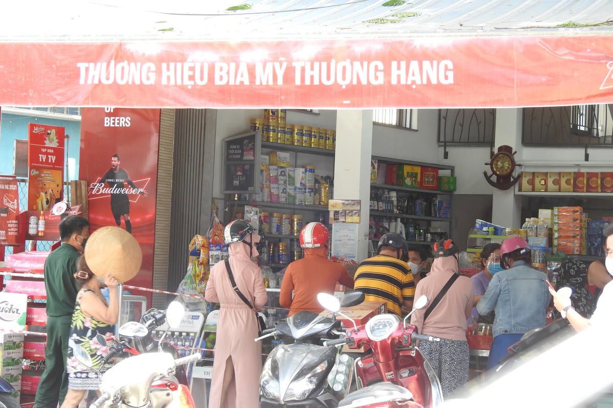 Chen nhau mua hàng tại cửa hàng tạp hóa ở đường Trưng Nữ Vương, quận Hải Châu. Ảnh Bình Nguyên.