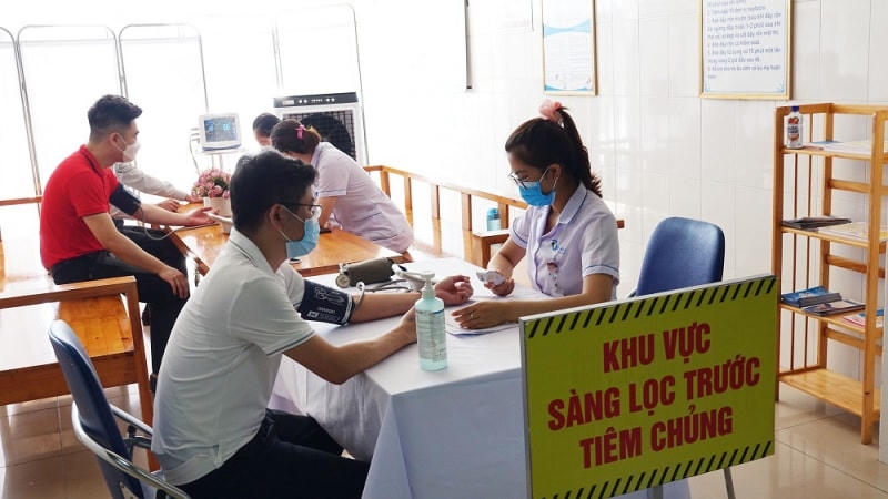 Người tiêm chủng được khám sức khỏe sàng lọc, tư vấn trước tiêm. Ảnh: Bệnh viện Bãi Cháy.
