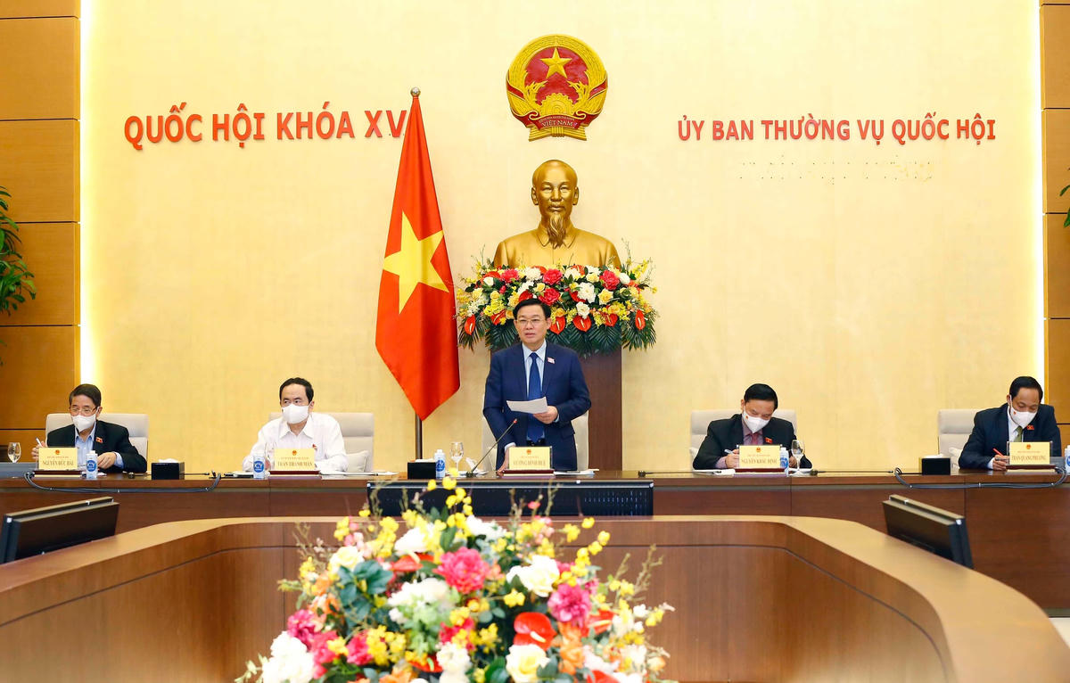 Chủ tịch Quốc hội Vương Đình Huệ phát biểu tại cuộc họp.