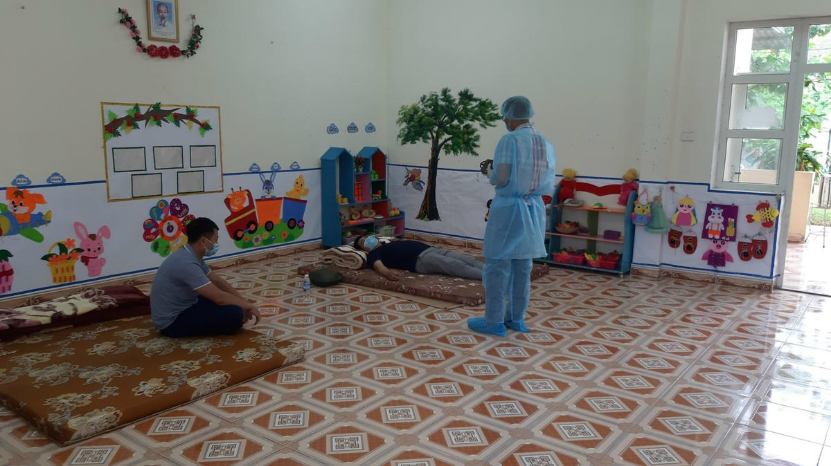 Các F1 luôn được kiểm tra, theo dõi y tế sát sao. Trường hợp F1 có dấu hiệu ho, sốt sẽ ngay lập tức được chuyển vào phòng cách ly riêng để test nhanh, báo cáo BCĐ phòng chống dịch cấp trên để có phương án thu dung nếu F1 trở thành F0.