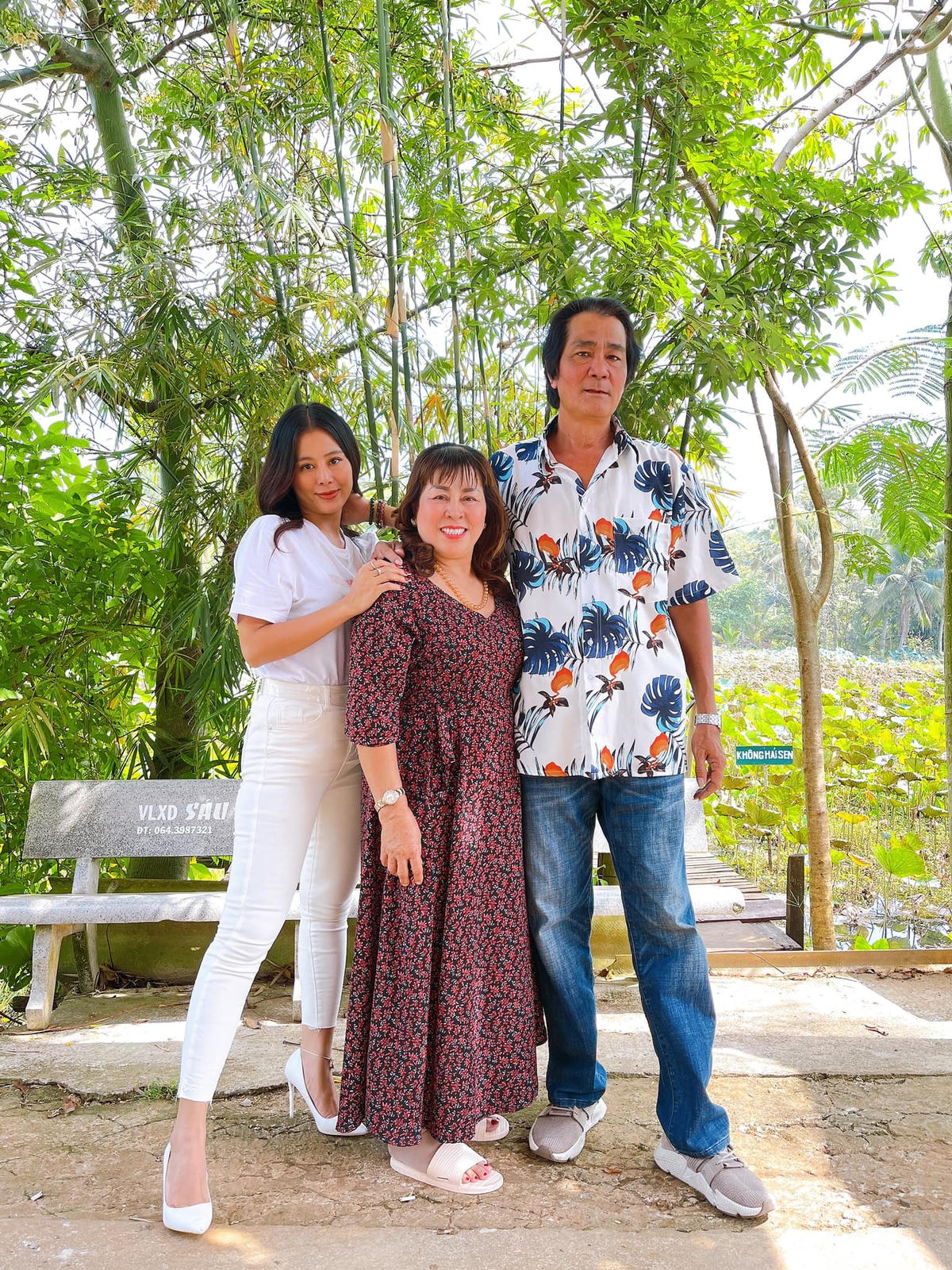 Nam Thư tự hào đăng hình chụp cùng phụ huynh, cô hỏi: "Mọi người thấy Thư giống bố hay mẹ?".