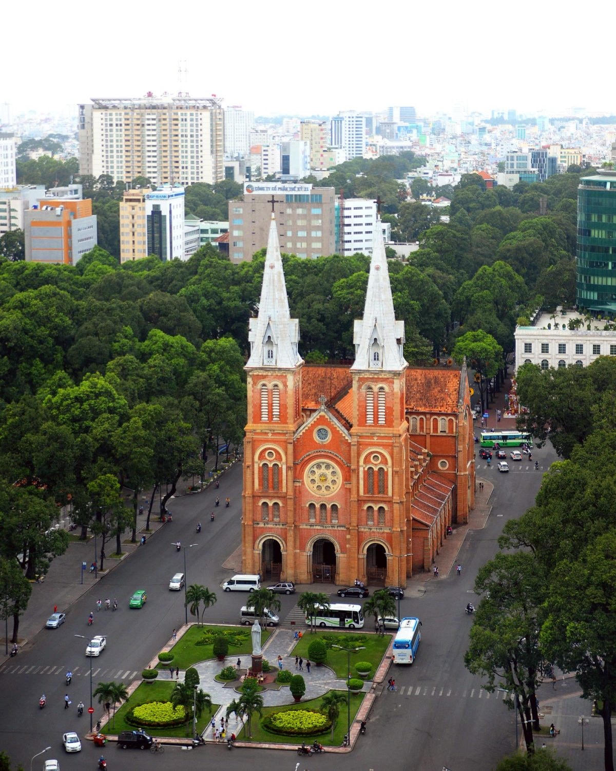 Nhà thờ Đức Bà Sài Gòn (quận 1), được thiết kế và thi công trong giai đoạn 1877 - 1880, là biểu tượng TP HCM. Ảnh: TL