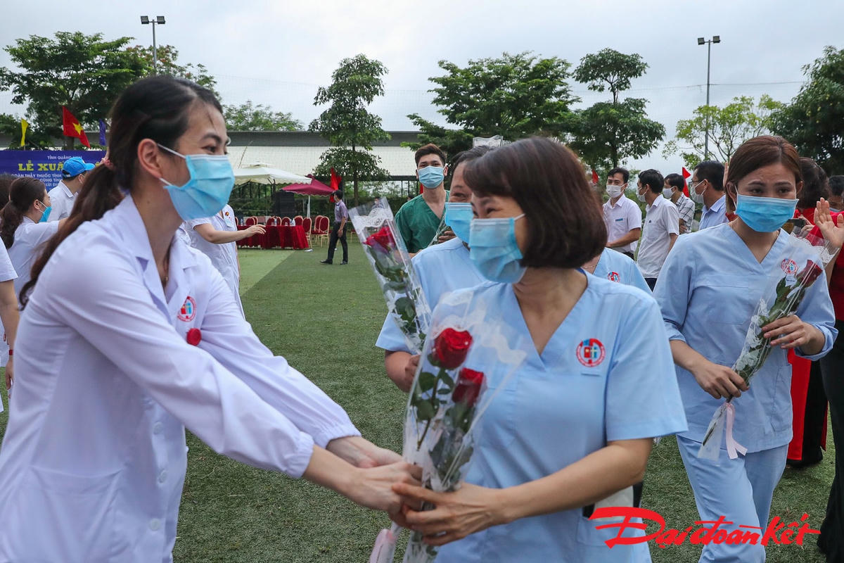 [ẢNH] 200 nhân viên y tế Quảng Ninh lên đường hỗ trợ Bắc Giang chống dịch