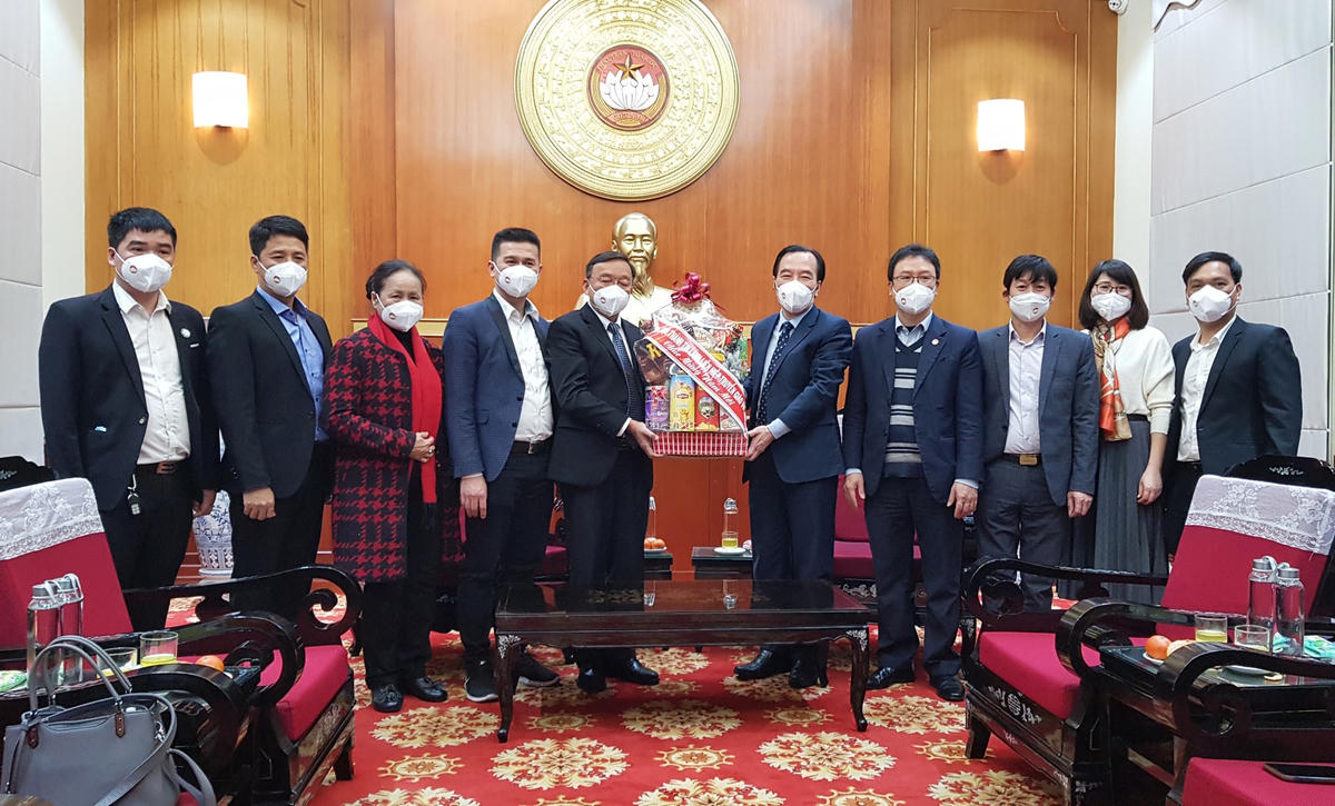 Hội thánh Tin lành Liên hiệp Truyền giáo Việt Nam thăm, chúc mừng UBTƯ MTTQ Việt Nam.