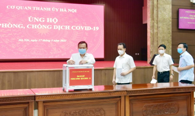 Cán bộ, công chức, viên chức, người lao động Văn phòng Thành ủy, các ban Đảng Thành ủy, các Đảng ủy Khối trực thuộc Thành ủy ủng hộ Quỹ phòng, chống dịch Covid-19.