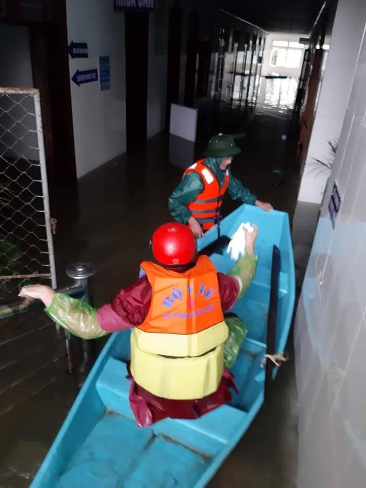 Thuyền đi sâu vào các  khoa của tầng 1 bệnh viện.