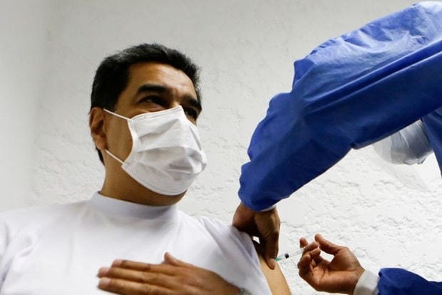 Tổng thống Venezuela được tiêm liều vaccine Sputnik V đầu tiên. (Nguồn: Reuters).