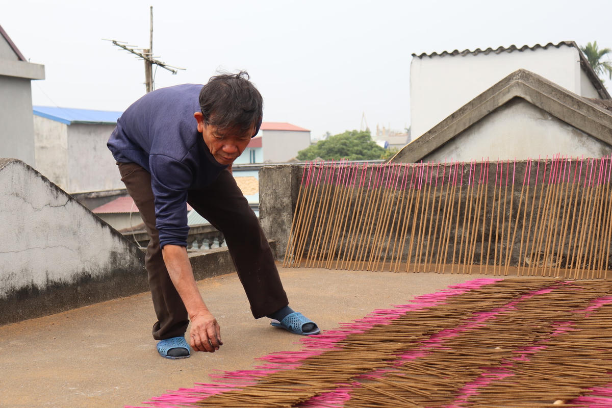 Sau hơn 300 năm xây dựng và phát triển, đến nay, làng hương Đông Khê đang đứng trước nguy cơ bị lụi tàn.