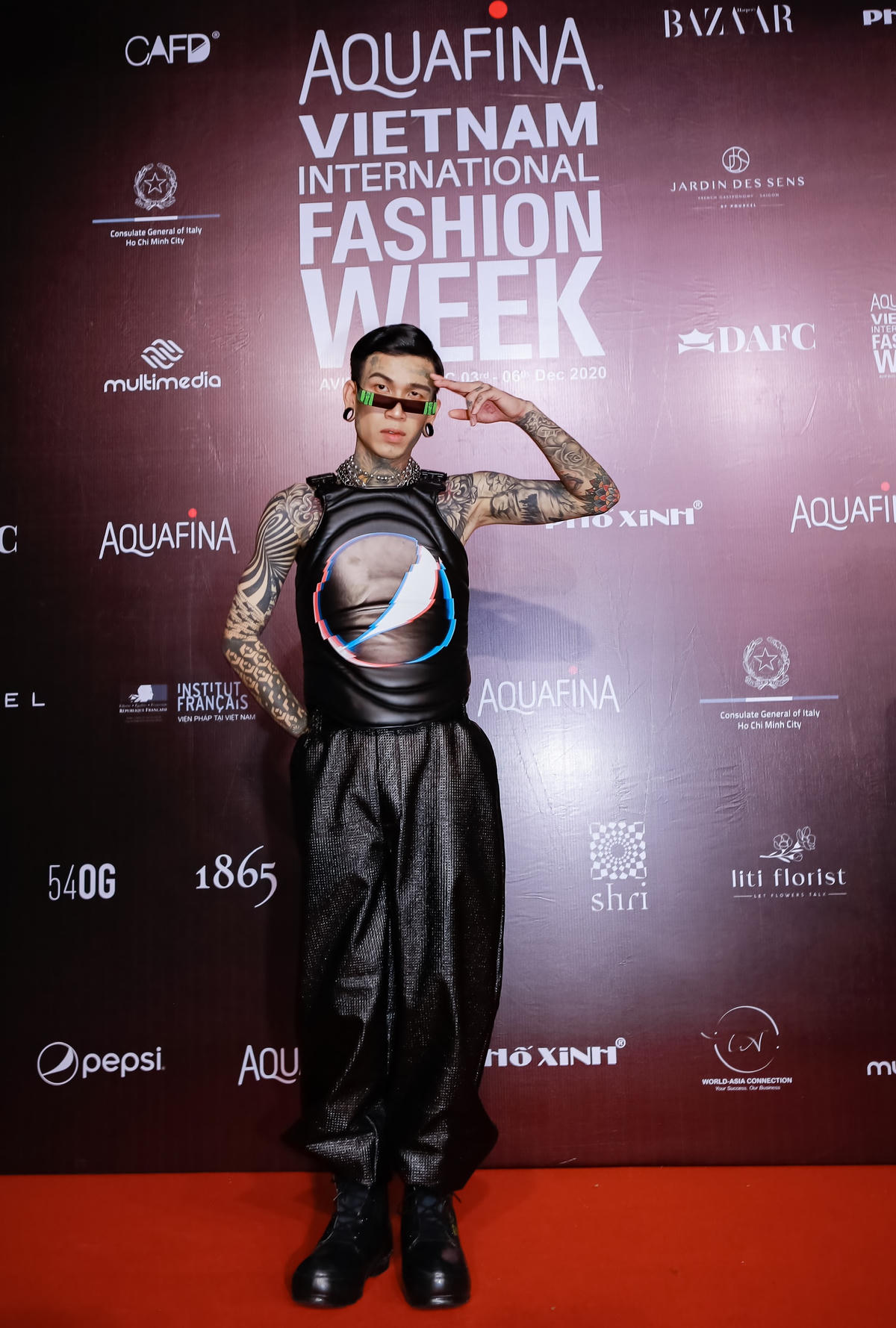 Góp mặt tại thảm đỏ, rapper Dế Choắt thu hút mọi ống kính báo giới bởi phong cách cá tính. Phụ kiện kính râm chính là điểm nhất đắt giá giúp hình ảnh nam rapper thêm mạnh mẽ, phá cách  
