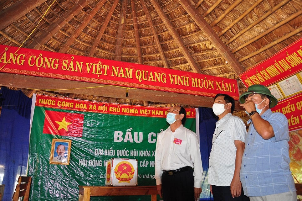 Không gian tổ chức bỏ phiếu ở xã Đắc Pring được trang trí rực rỡ.