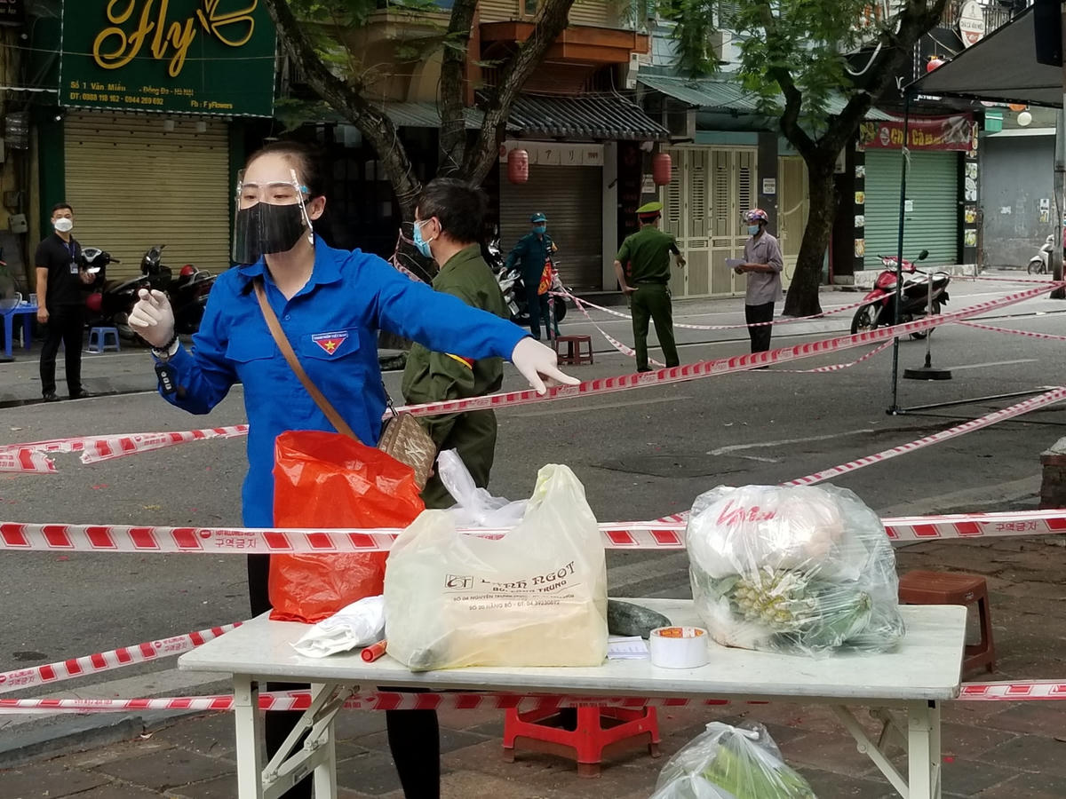 Khoảng 8h, lực lượng thanh niên tình nguyện của phường Văn Miếu có mặt để hỗ trợ vận chuyển nhu yếu phẩm từ chốt đến các hộ dân trong khu cách ly. Hai chốt vòng ngoài được hỗ trợ vận chuyển gồm chốt Văn Miếu - Nguyễn Thái Học và chốt Lê Duẩn - Nguyễn Khuyến.