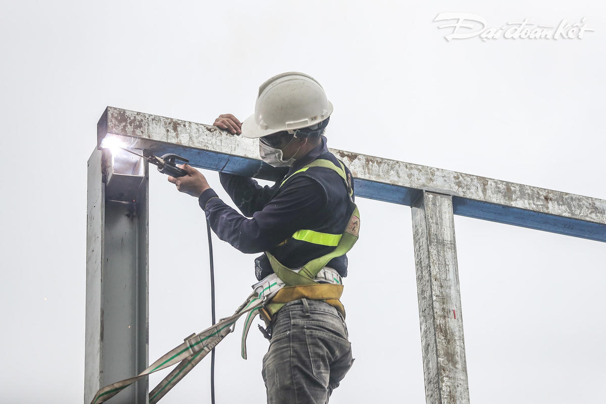 Các công nhân miệt mài ngày đêm để gấp rút bàn giao bệnh viện dã chiến đúng tiến độ.