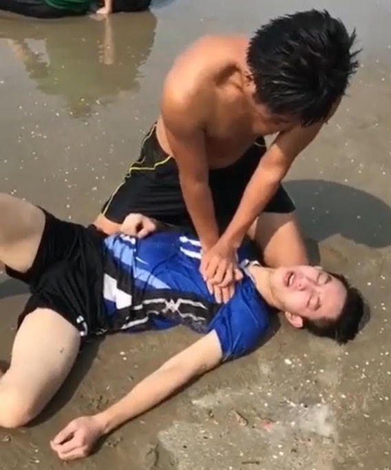 Chiến sĩ Thái Ngô Hiếu thực hiện sơ cứu tại chỗ, cứu sống các nạn nhân hôm 10/4.