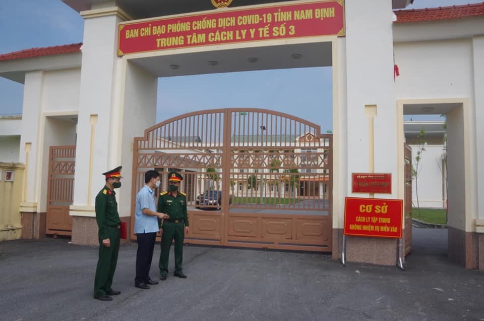 Bí thư Thành ủy Nam Định Nguyễn Anh Tuấn kiểm tra việc chuẩn bị cơ sở cách ly ttập trung trên địa bàn thành phố.