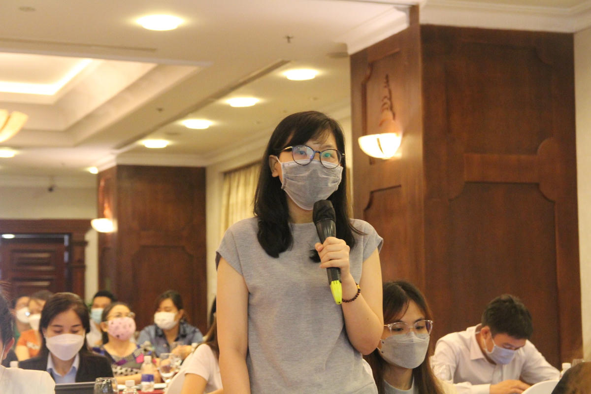 Đại diện cơ quan, tổ chức đặt câu hỏi với lãnh đạo Sở ngành và BHXH thành phố liên quan đến chính sách BHXH.