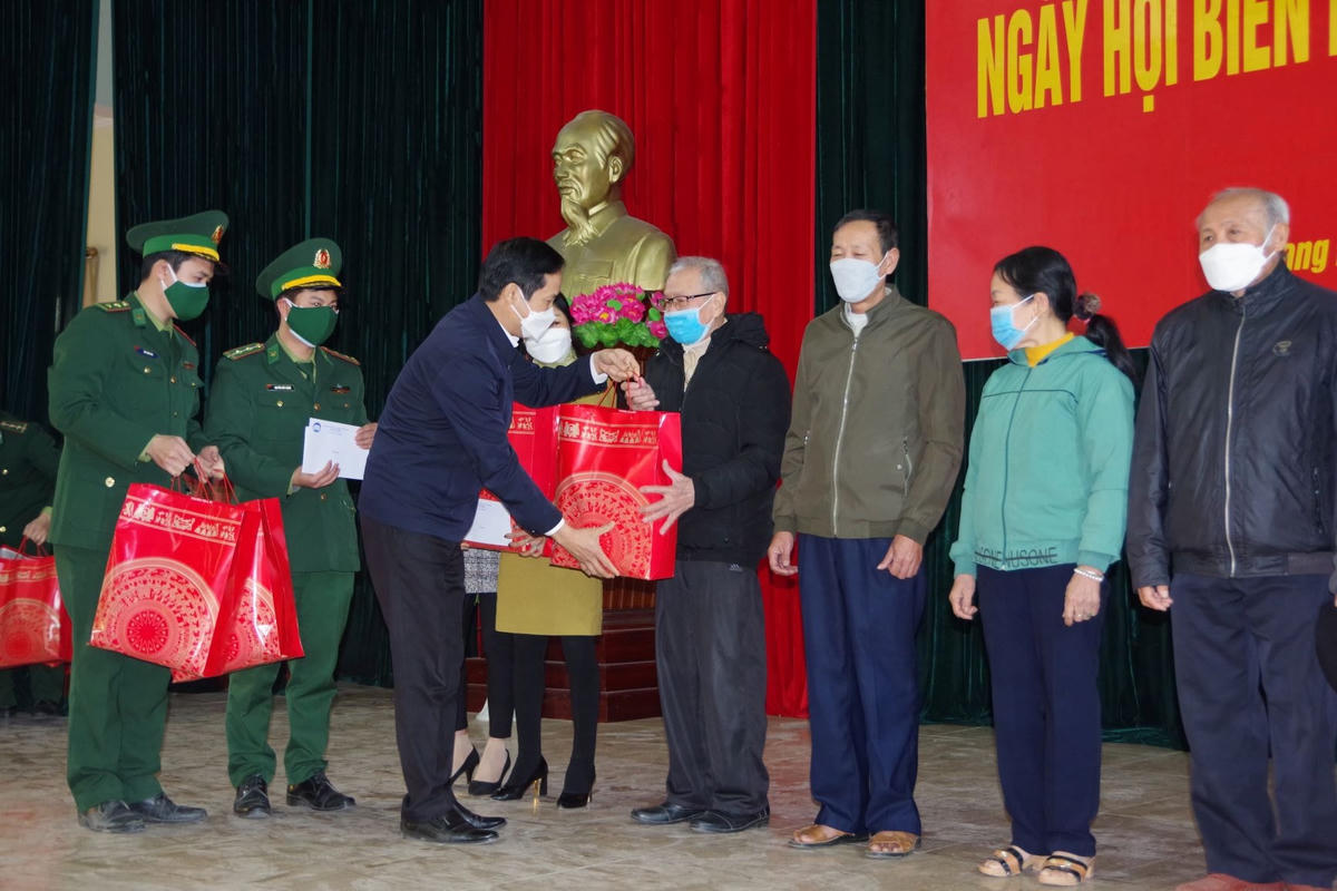 Phó Chủ tịch Ủy ban MTTQ Việt Nam tỉnh Nam Định Trần Đăng An trao quà cho các hộ dân ở địa phương.