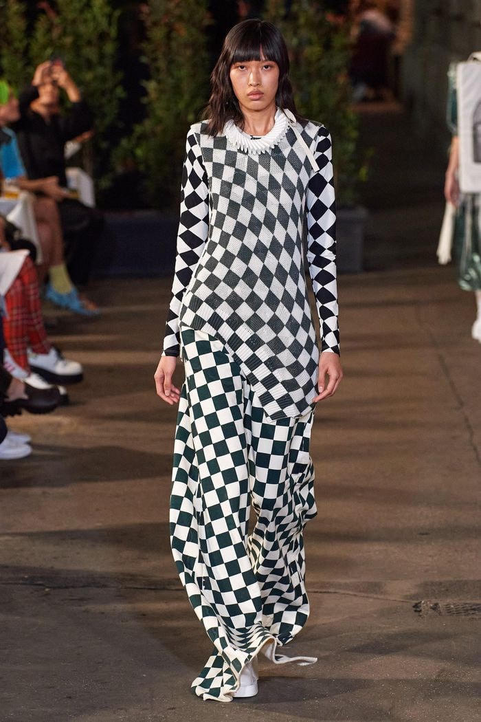 Phương Oanh trình diễn trong bộ sưu tập MM6 Maison Margiela Xuân 2022.