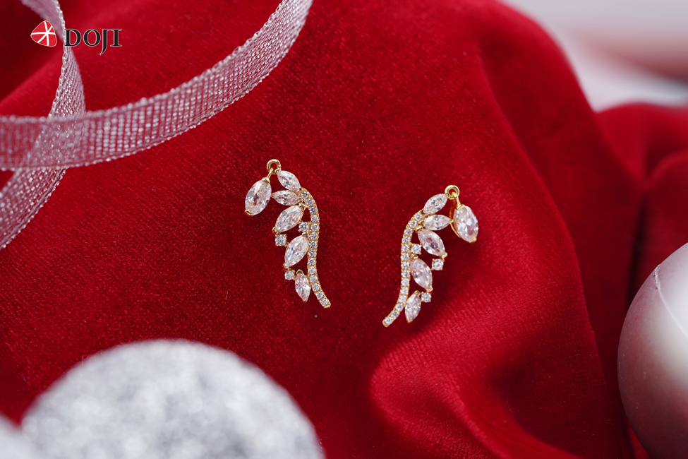 Một cô gái theo đuổi phong cách sexy luôn biết cách làm mình trở nên nổi bật với những trang phục khoe khéo đường cong hay bờ vai thon gầy. Sẽ càng quyến rũ hơn nếu như nàng tô điểm thêm trên đôi tai, ngón tay… ánh sắc lấp lánh của đá Swarovski cùng thiết kế ấn tượng.