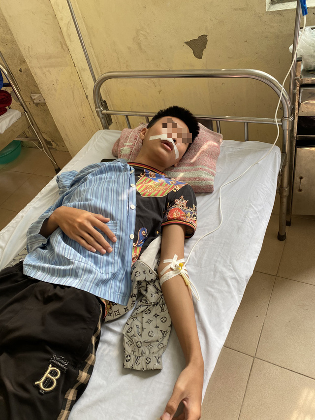 Em Bùi Chiến Th. phải khâu 7 mũi ở miệng, hiện đang điều trị tại Bệnh viện Đa khoa huyện Mỹ Đức