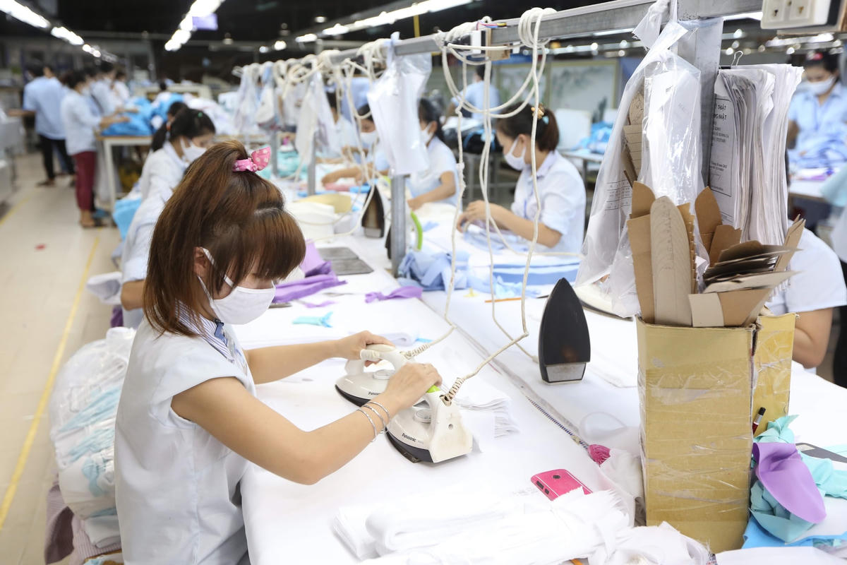 Kim ngạch xuất khẩu dệt may Việt Nam có chiều hướng sụt giảm. Ảnh: Quang Vinh.