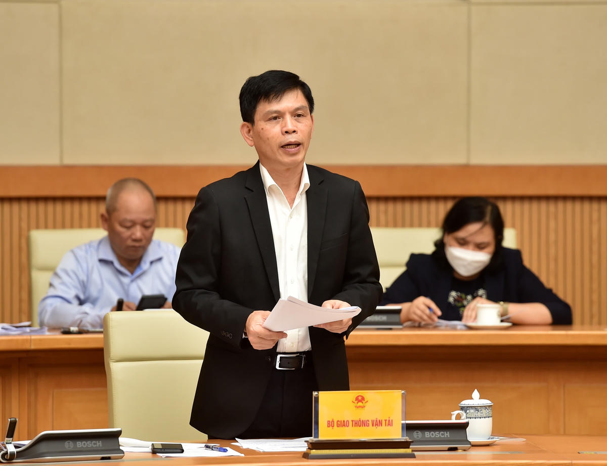 Thứ trưởng Bộ Giao thông vận tải Lê Anh Tuấn phát biểu tại cuộc họp.