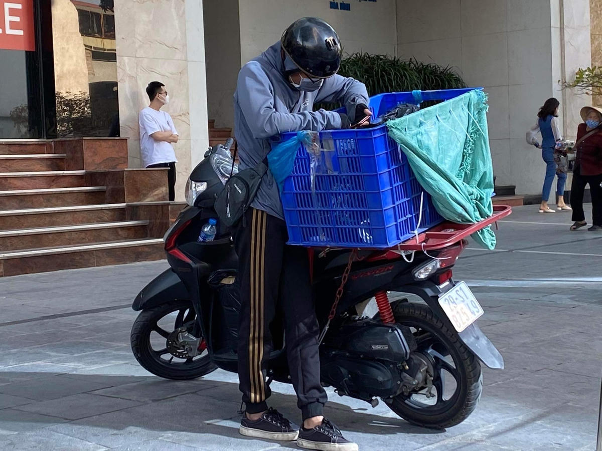 Hiện nay, việc tiếp nhận và giao hàng vẫn còn nhiều kẽ hở dù đã có nhiều shiper giao hàng gặp sự cố.