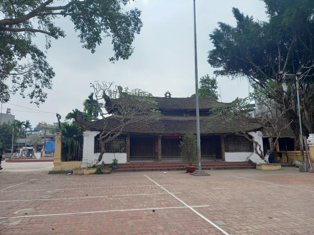 Không chỉ quét vôi cho trụ cổng, tường bao mà một số hạng mục của chùa nằm trong cụm di tích cũng được quét vôi.