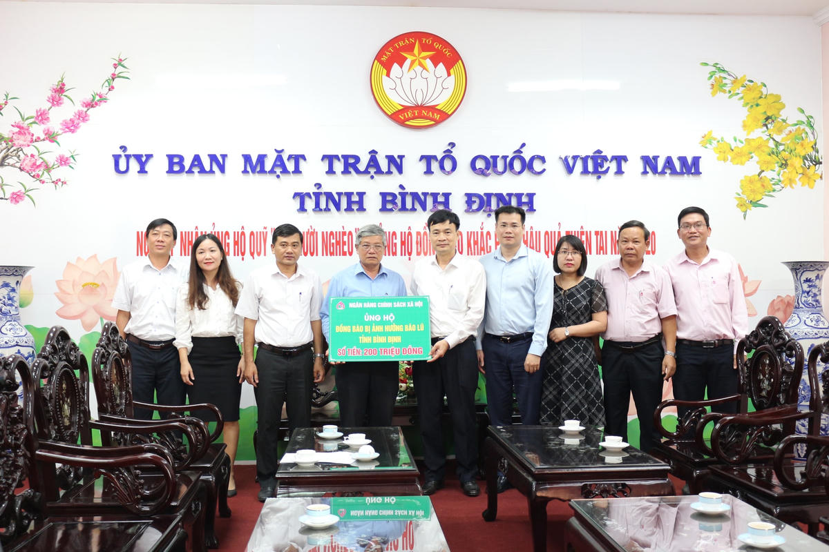Đại diện Ngân hàng Chính sách trao tiền ủng hộ.