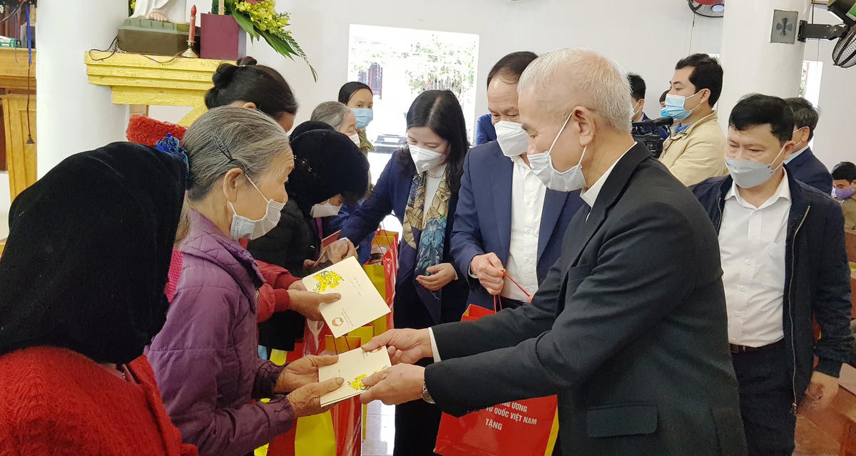 Phó Chủ tịch - Tổng Thư ký Lê Tiến Châu; Linh mục, Phó Chủ tịch không chuyên trách UBTƯ MTTQ Việt Nam Trần Xuân Mạnh và bà Phạm Thị Thanh Thủy, Chủ tịch Ủy ban MTTQ Việt Nam tỉnh Thanh Hóa trao 30 suất quà cho các hộ gia đình chính sách, gia đình có hoàn cảnh khó khăn của Giáo xứ Phúc Lãng.