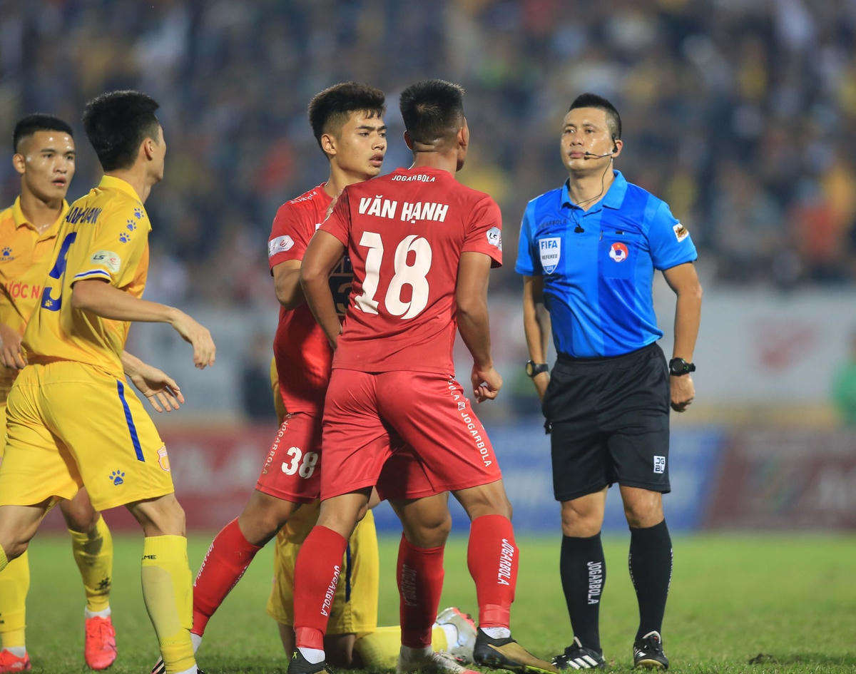Chưa bao giờ hết băn khoăn về trọng tài V.League.