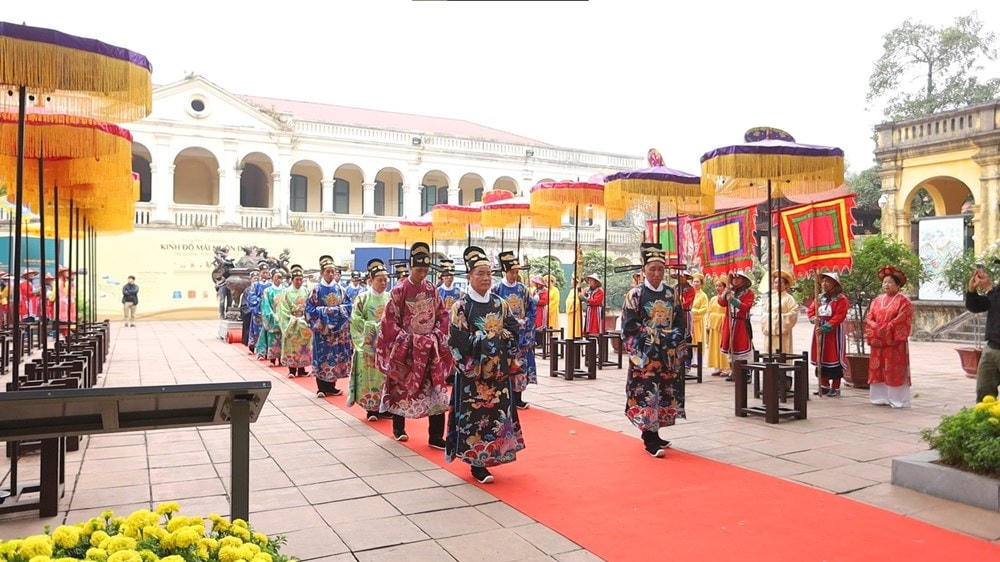 Nghe đoàn rước chuẩn bị tiến vào, các bá quan văn hành lễ trước theo quy tắc. (Ảnh: Vietnam+).