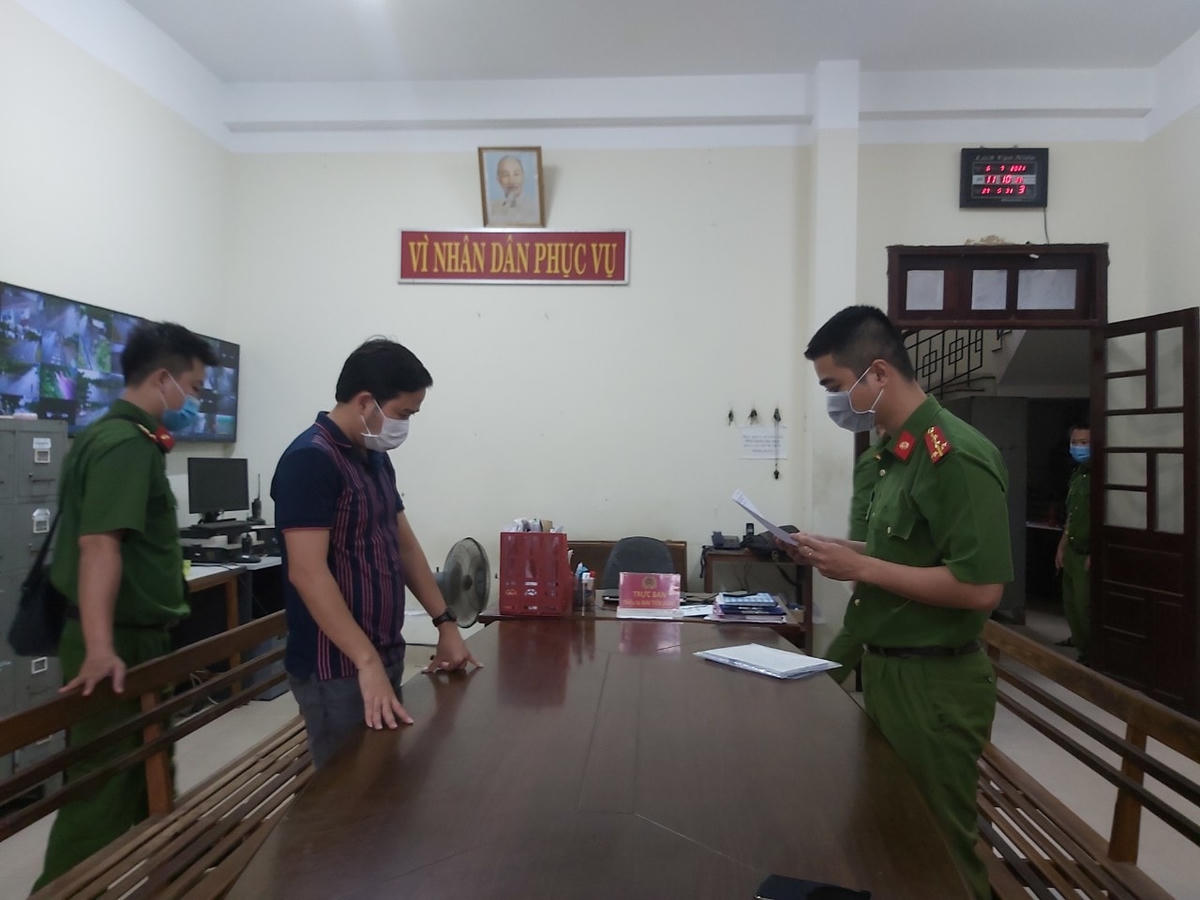 Công an đọc  quyết định khởi tố và lệnh bắt giam Lê Trọng Phương về hành vi cho vay nặng lãi trong giao dịch dân sự. (Ảnh: Công an Đà Nẵng).