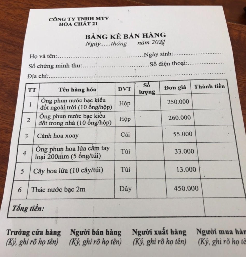 Người dân phải điền đầy đủ một số thông tin khi mua pháo hoa..