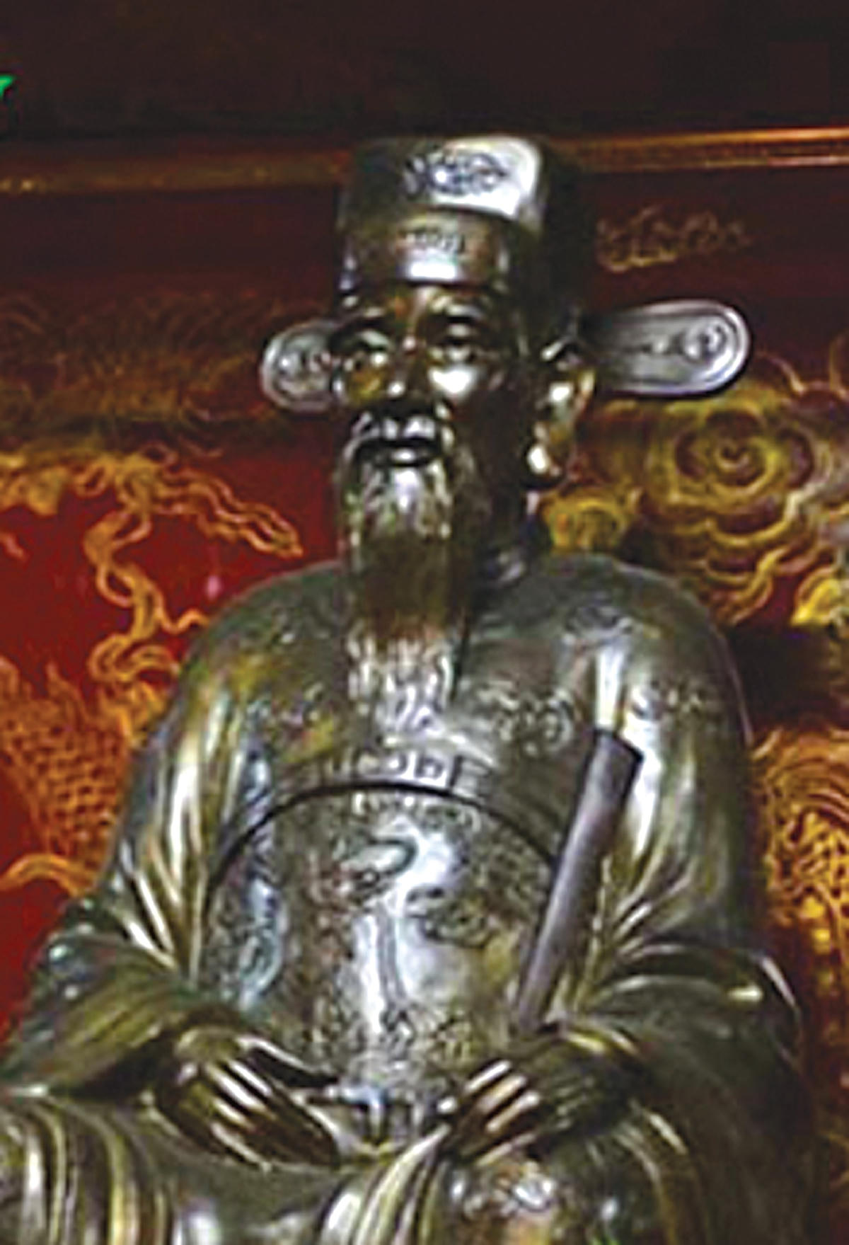 Tượng Nguyễn Trãi ở Côn Sơn.