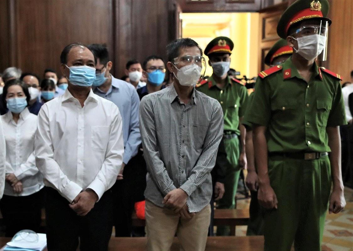Ông Lê Tấn Hùng (ngoài cùng bên trái) - cựu Tổng Giám đốc doanh nghiệp nhà nước SAGRI mới đây phải hầu tòa cùng các đồng phạm do vi phạm trong quản lý, sử dụng tài sản nhà nước.  Ảnh: Hồng Phúc