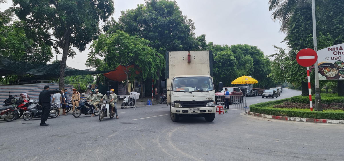 Giao thông tại chốt số 7, Gầm cầu Thanh Trì - Lối đi Ecopark hướng từ Hưng Yên về Hà Nội.