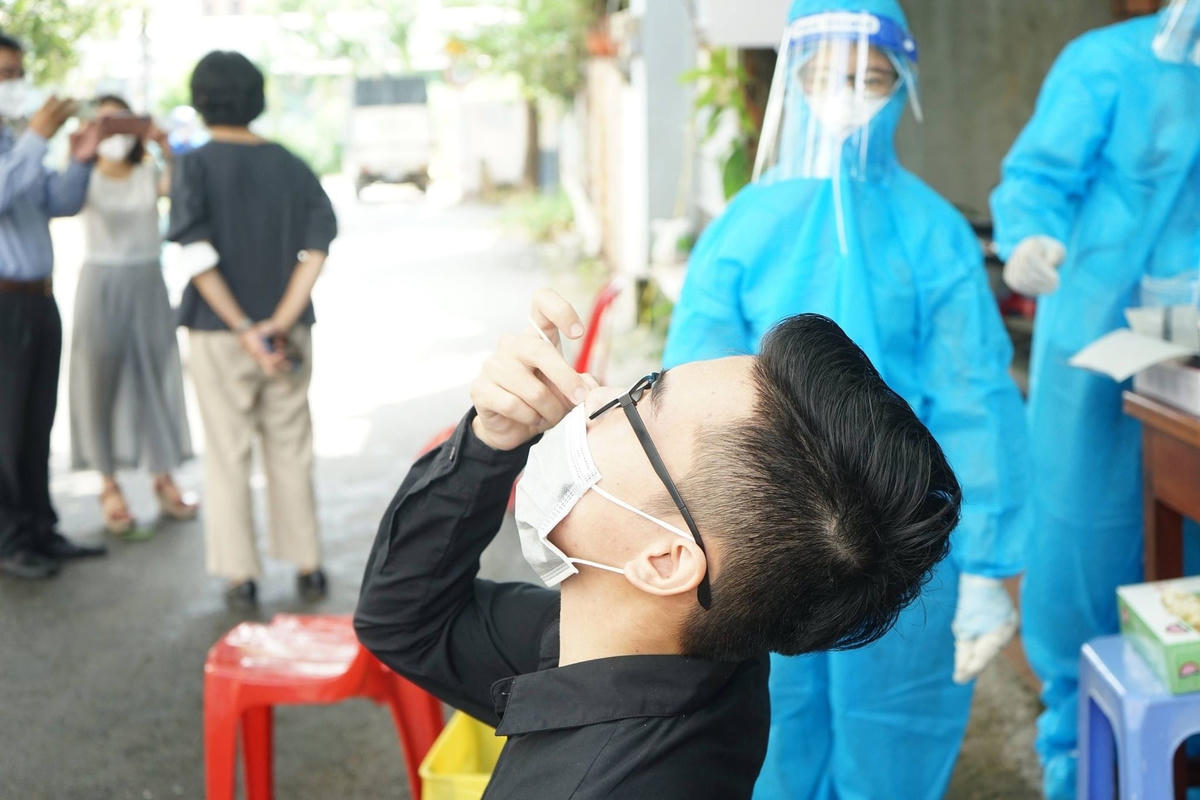 Người dân tự thực hiện lấy mẫu xét nghiệm. Ảnh: Diễm Hằng.