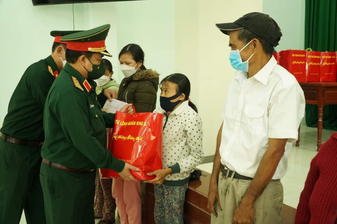 Trung tướng Trịnh Đình Thạch trao tặng quà cho hộ nghèo, cận nghèo xã Tịnh Bắc.