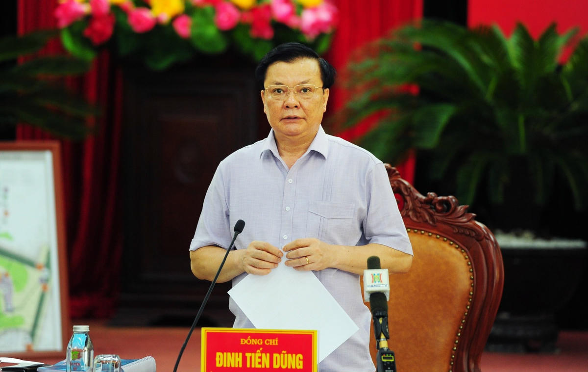 Tại buổi làm việc, Bí thư Thành ủy Hà Nội Đinh Tiến Dũng yêu cầu huyện Thanh Trì tuyệt đối không để xảy ra tình trạng “chặt ngoài, lỏng trong”, phải tổ chức kiểm soát chặt chẽ từ “gốc”, bố trí các chốt kiểm soát tới từng ngõ, ngách.