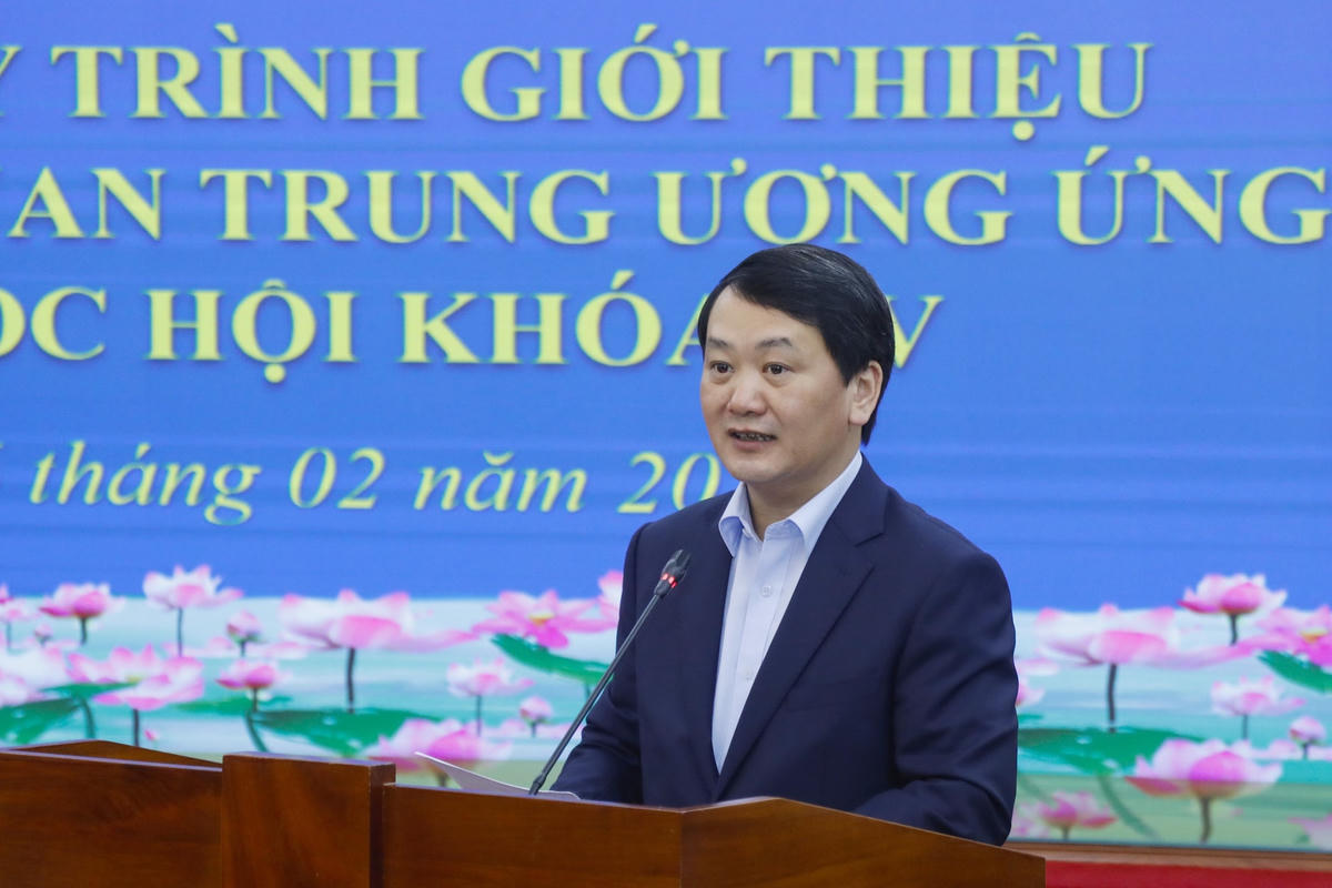 Phó Chủ tịch - Tổng Thư ký Hầu A Lềnh phát biểu tại Hội nghị.