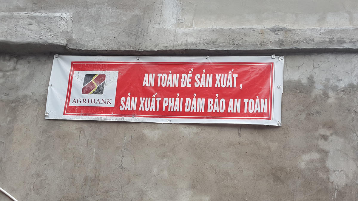 Khẩu hiệu "Sản xuất phải đảm bảo an toàn" ở công trình.