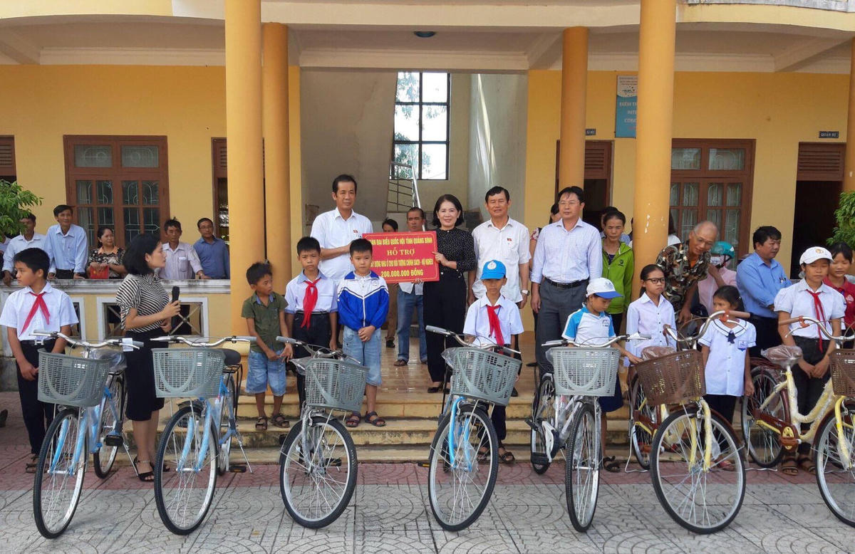 Đoàn Đại biểu Quốc hội tỉnh Quảng Bình trao biển hỗ trợ 200 triệu đồng cho Ủy ban MTTQ Việt Nam huyện Quảng Ninh xây nhà ở cho gia đình chính sách ở trên địa bàn.